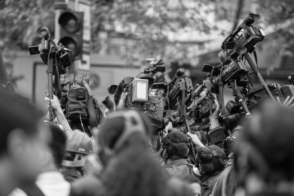 Press and media crowd, by Freepik